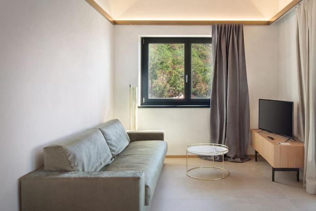 Villa Divina - Apt Divina Con Piscina E Vista Lago Castelletto Di Brenzone Esterno foto