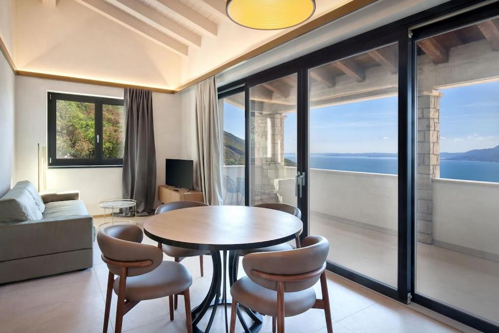 Villa Divina - Apt Divina Con Piscina E Vista Lago Castelletto Di Brenzone Esterno foto